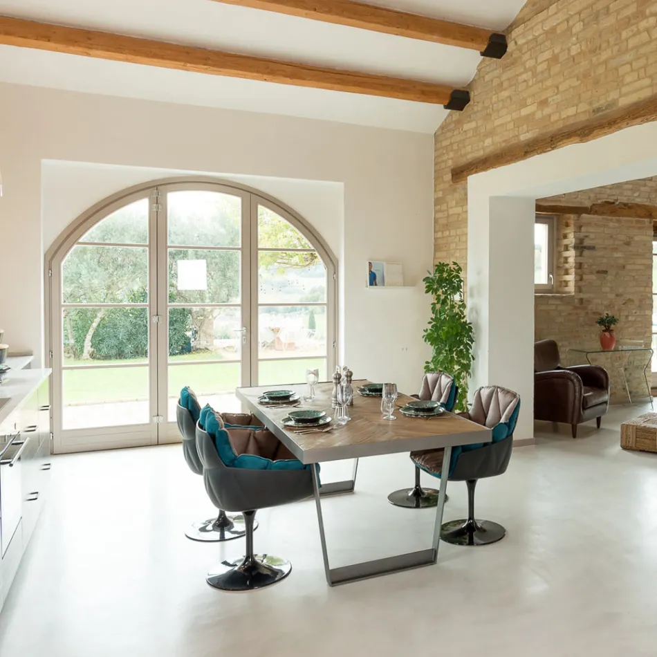 طاولة طعام من الخشب الاستوائي المُعاد تدويره وأرجل معدنية - منزلق Viadurini