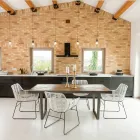 طاولة طعام من الخشب الاستوائي المُعاد تدويره وأرجل معدنية - منزلق Viadurini