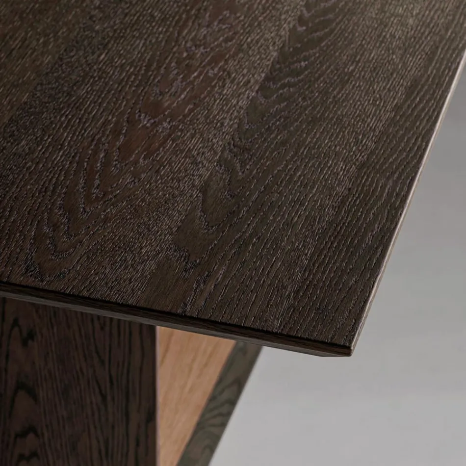 طاولة ثابتة ذات سطح مشطوف وقاعدة بلونين، صنعت في إيطاليا - جاديس Viadurini