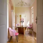 طاولة مستديرة بتصميم من الزجاج والرماد المدهون، صنعت في إيطاليا - مدام Viadurini