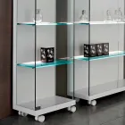 خزانة عرض جدارية من الزجاج والخشب الأبيض، مع عجلات وأرفف مضيئة - أرميلا Viadurini